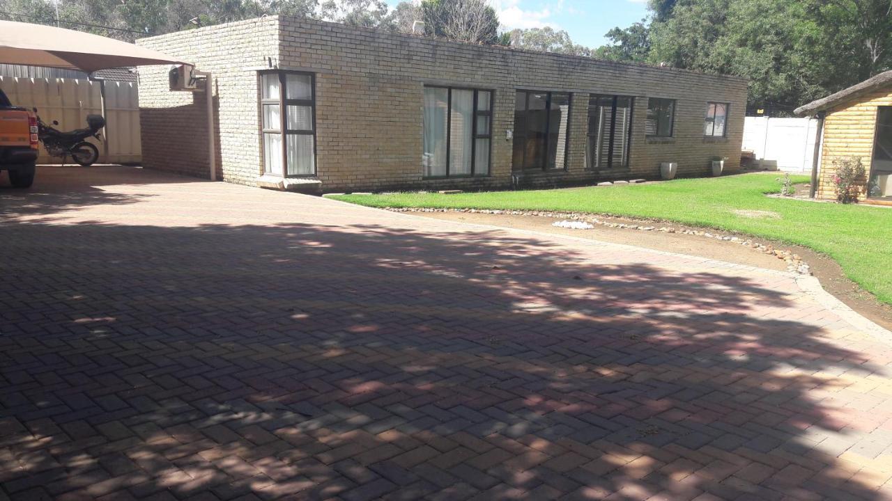 New Lodge Bloemfontein Extérieur photo